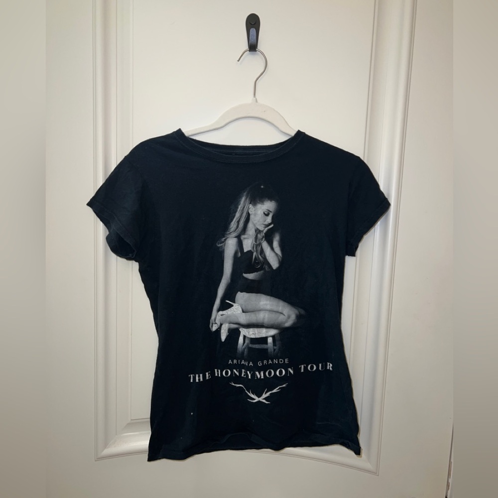 Ariana Grande The Honeymoon Tour, Medium